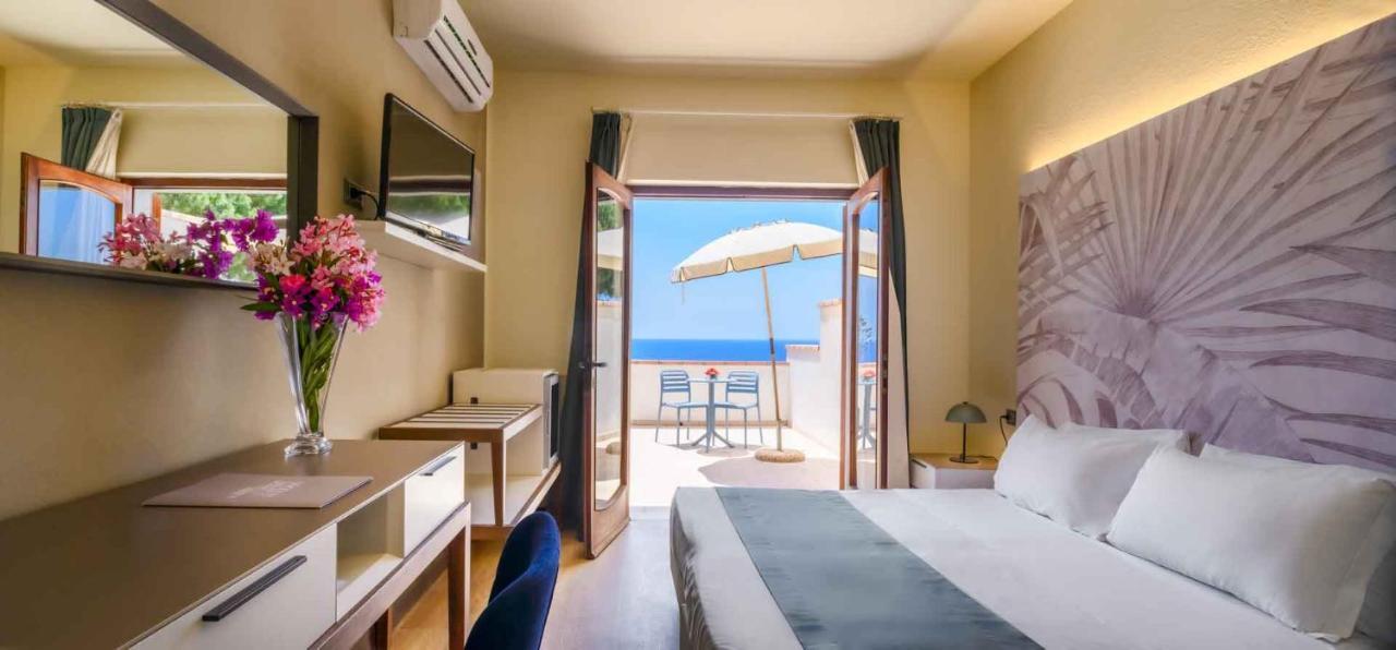 Hotel Baia Imperiale Spiaggia di Cavoli Exteriör bild