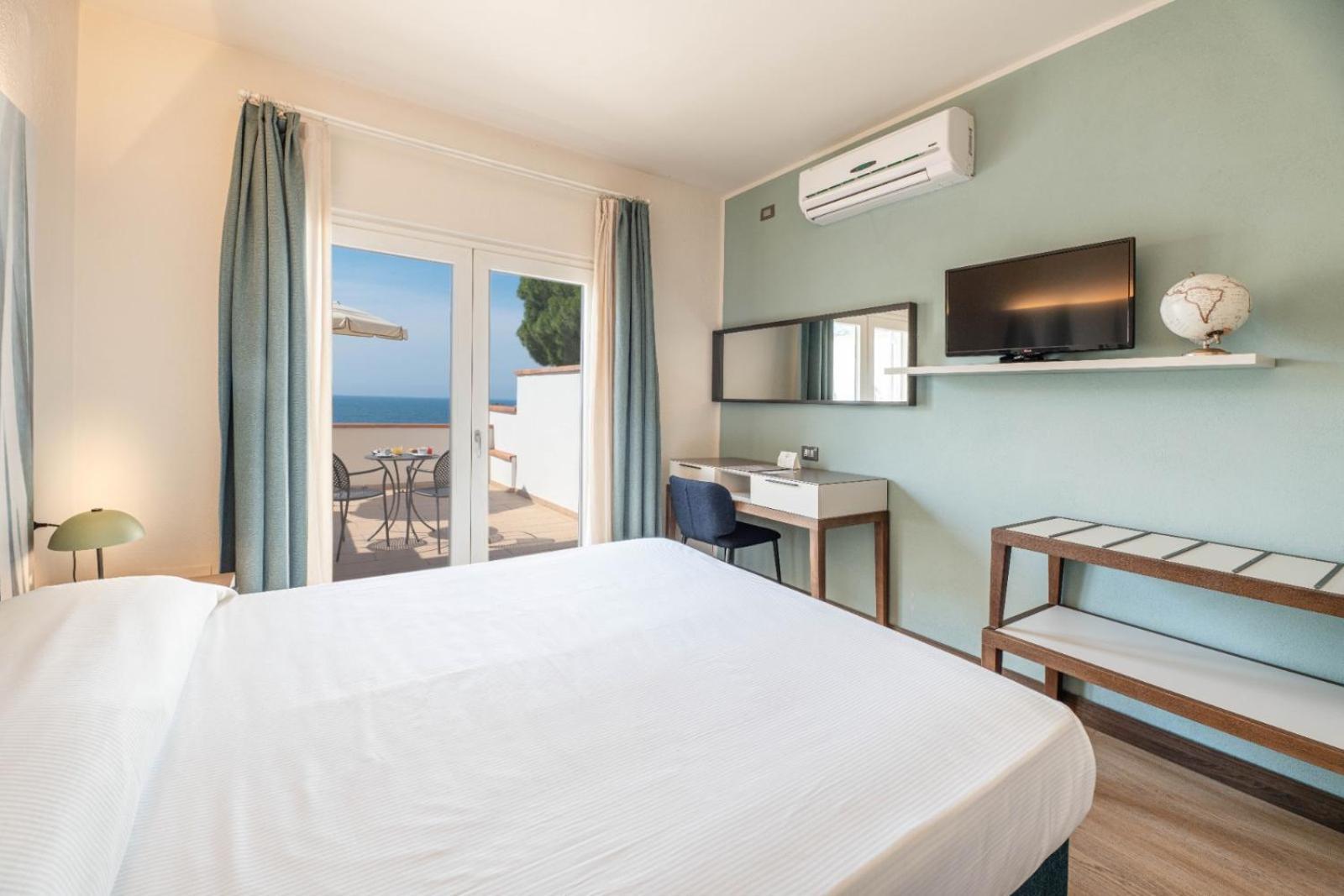 Hotel Baia Imperiale Spiaggia di Cavoli Exteriör bild