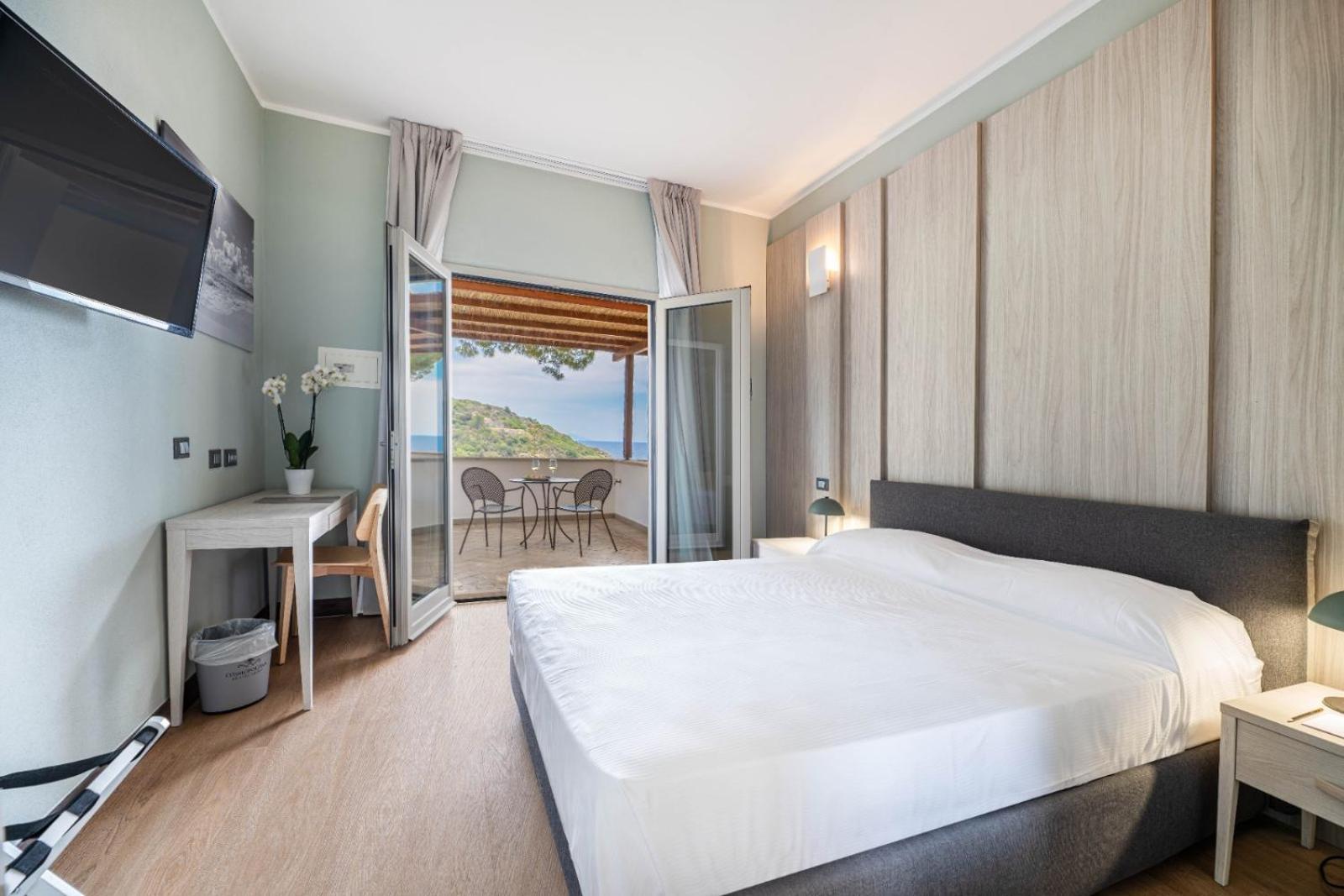 Hotel Baia Imperiale Spiaggia di Cavoli Exteriör bild