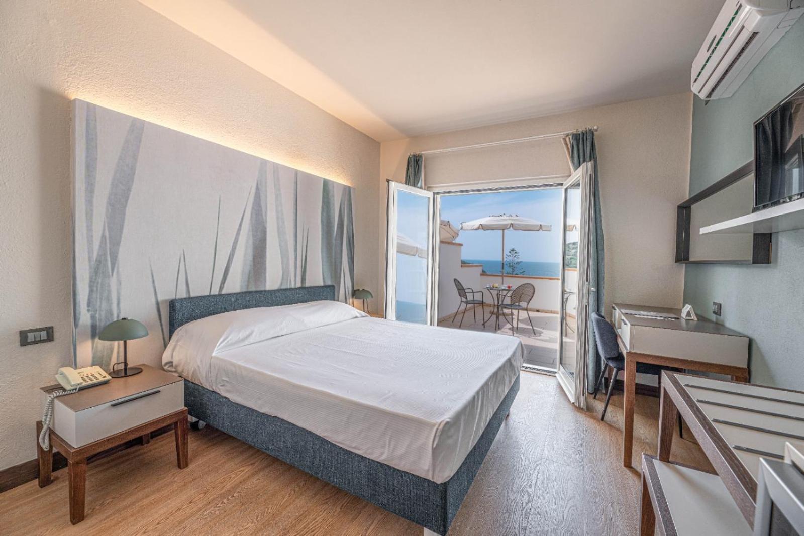 Hotel Baia Imperiale Spiaggia di Cavoli Exteriör bild